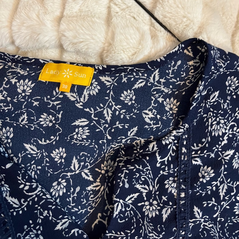 Boutique Lady Sun MX 38/US 14 Blue White Floral Lightweight Spring Summer Top
